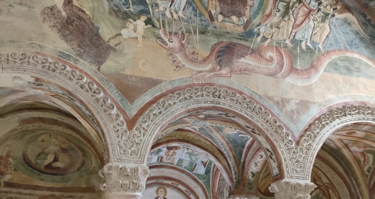Trekking e Medioevo: l’Abbazia di San Pietro al Monte a Civate
