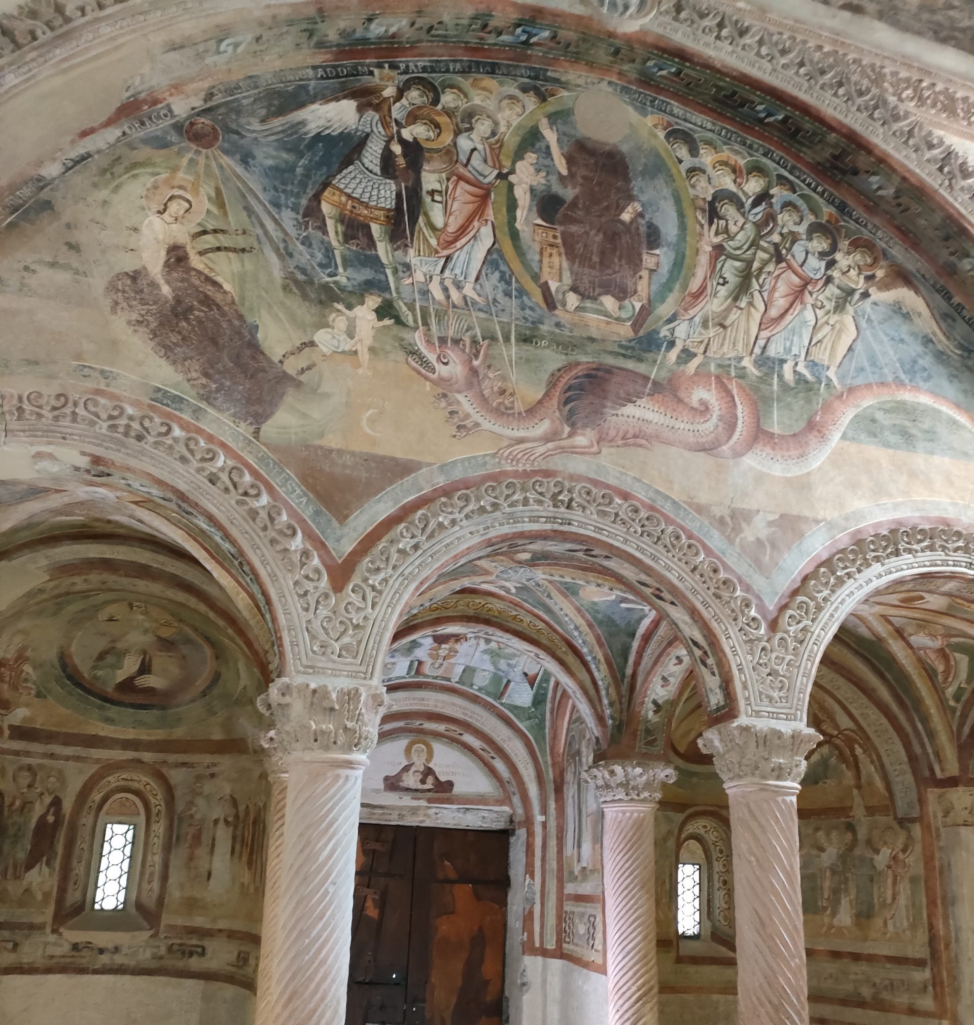 Trekking e Medioevo: l’Abbazia di San Pietro al Monte a Civate